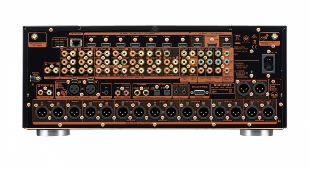 Baksidan av Marantz AV8805A med många anslutningar för ljud och video.