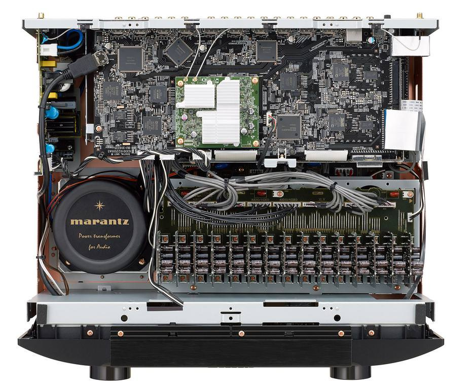 Inuti en Marantz AV8805A hemmabioprocessor med komplexa kretskort och komponenter.