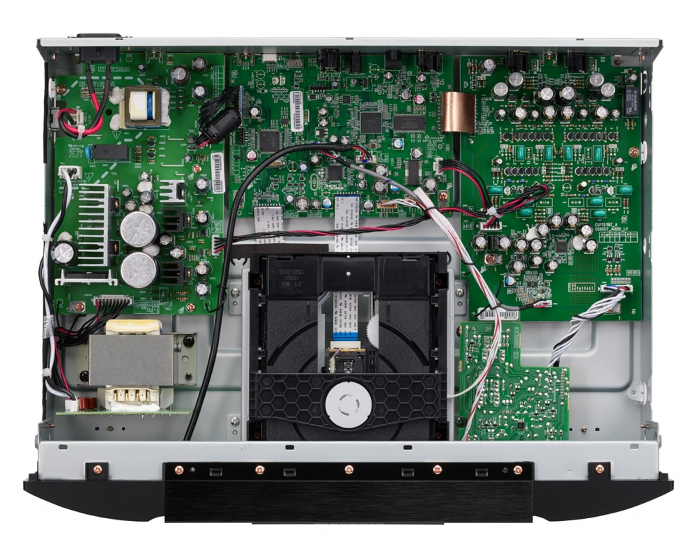 En insida av Marantz CD6007 med elektroniska komponenter och kretskort.