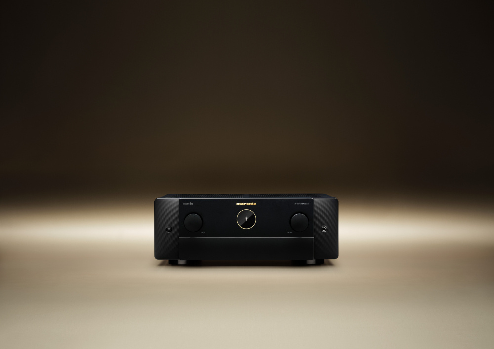 En svart hemmabioförstärkare med två reglage och en mörk bakgrund.