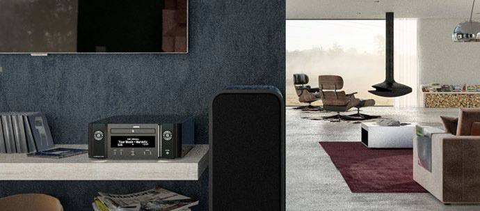 En modern, stilren interiör med Marantz MCR-612 nätverksreceiver och högtalare.