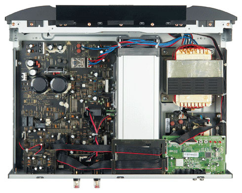 Inuti av en Marantz MM7025 förstärkare med kretskort och komponenter.