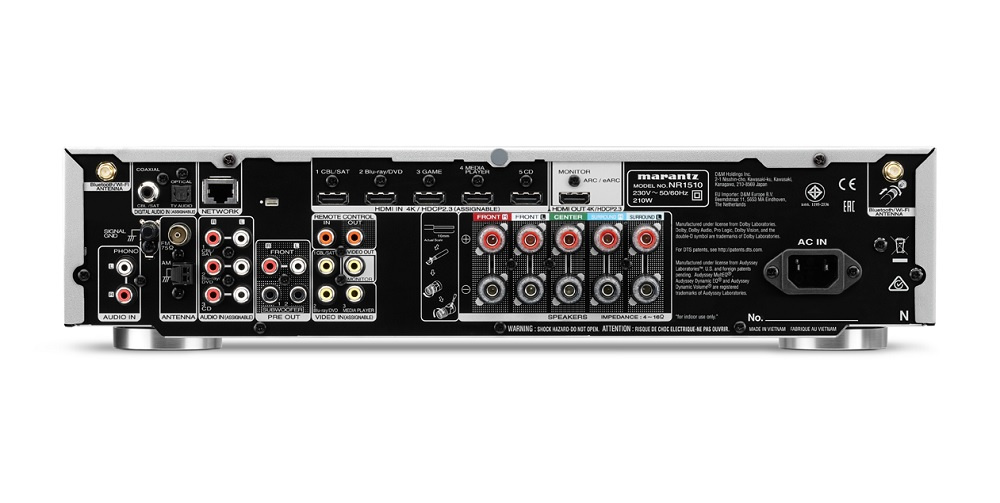 Baksidan av Marantz NR1510 med flera anslutningar för ljud och video.