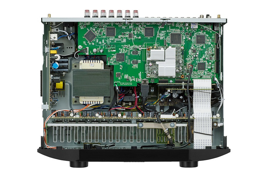 En öppen enhet med kretskort, komponenter och kablar, Marantz NR1510.