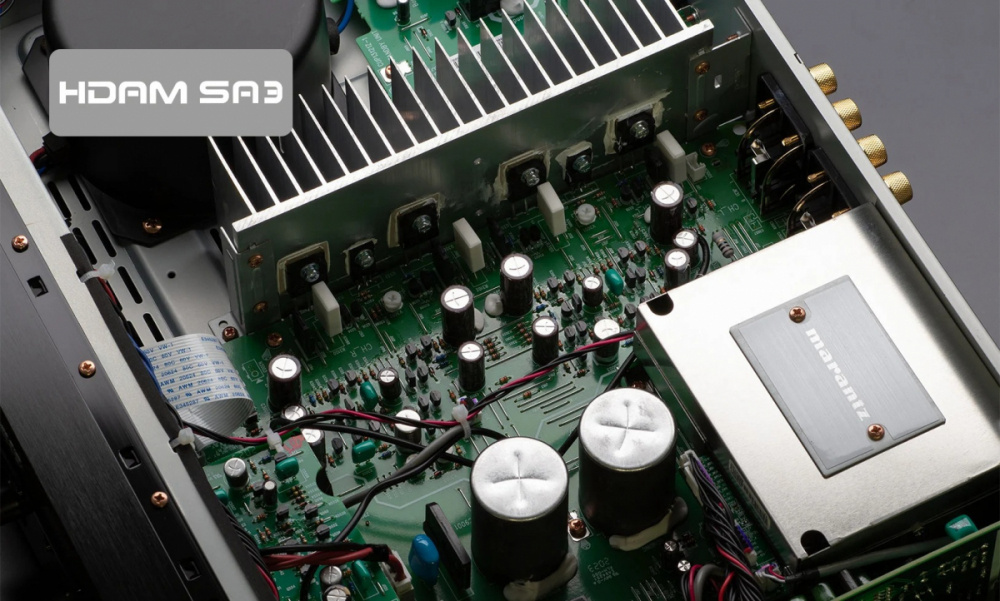 Inuti en stereoförstärkare med kretskort och komponenter synliga.