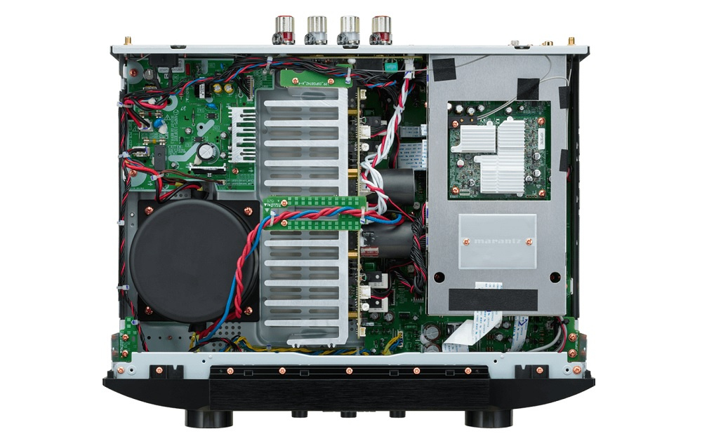 Inuti av en svart Marantz PM7000N förstärkare med detaljerad elektronik.