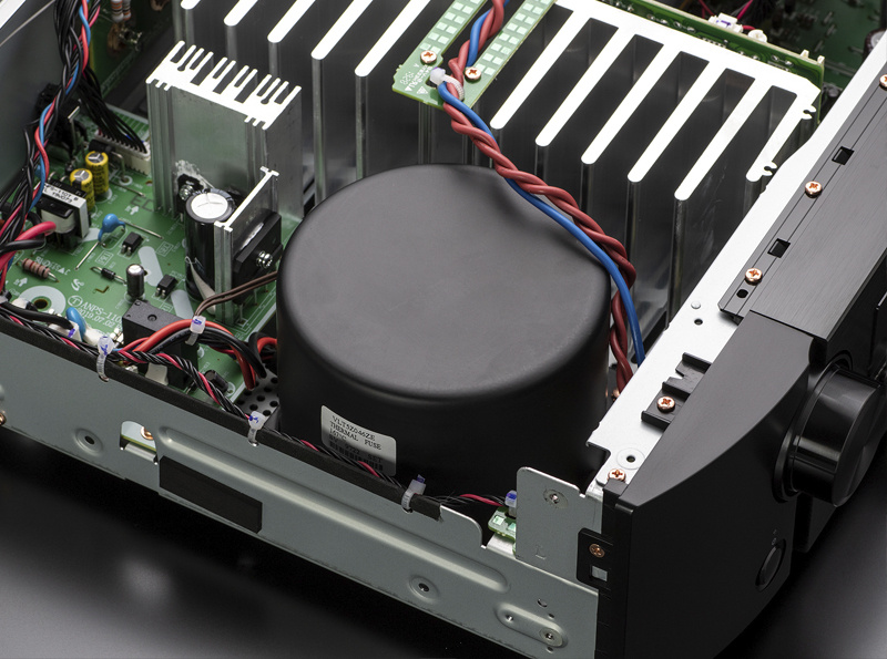 Inuti en Marantz PM7000N förstärkare med synliga komponenter och kablar.