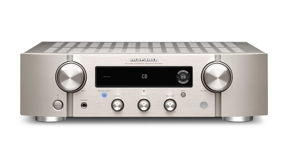 En silverfärgad ljudförstärkare med kontroller och display.