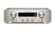 Marantz PM7000N förstärkare med nätverk, silver En silverfärgad ljudförstärkare med kontroller och display.