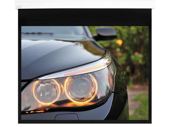 En svart bil med tydliga strålkastare sett framifrån.