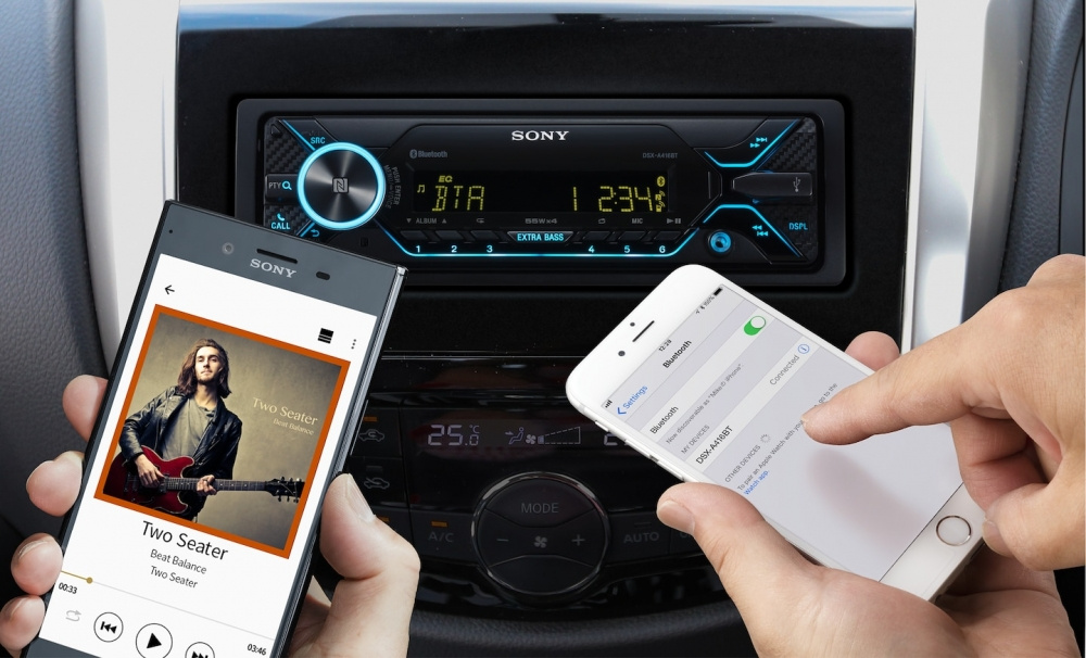 Bilstereo med Bluetooth, musikspelning och smartphone-anslutning.