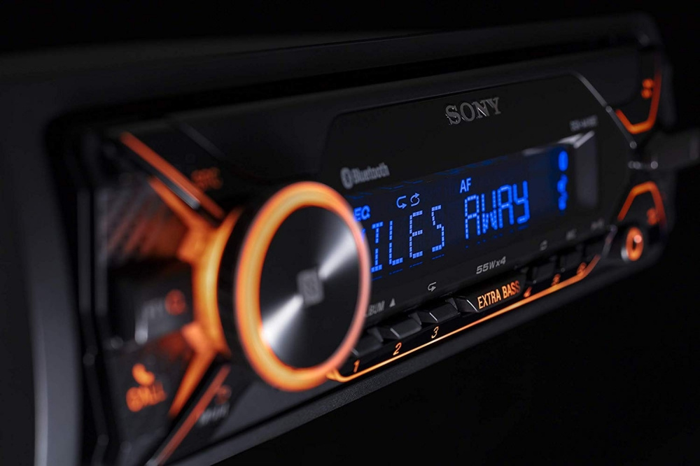 Sony bilstereo med Bluetooth, lysande display och kontroller för bas och ljudinställningar.
