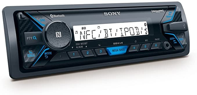 En båtstereo från Sony med Bluetooth och knappar för ljudkontroll.