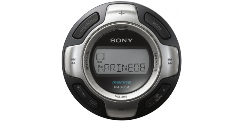 Fjärrkontroll med display och knappar för volym och funktioner.