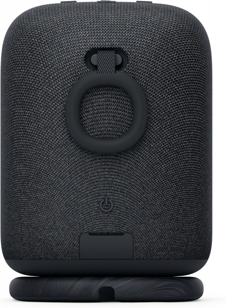 Bärbar trådlös högtalare i svart med textilmaterial och rund knopp upptill.