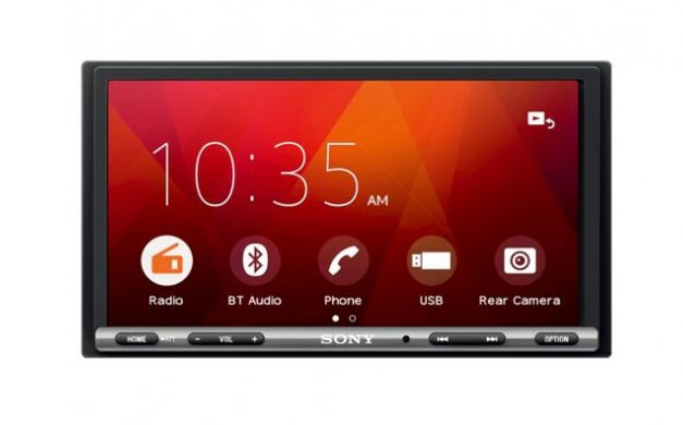 Bilstereo med pekskärm, Bluetooth och lågnivåutgångar.