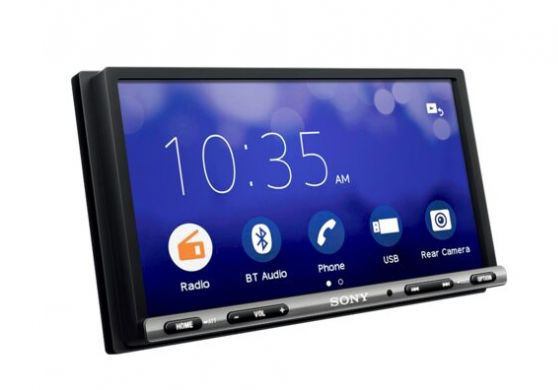 Bilstereo med pekskärm, Bluetooth och olika anslutningar.