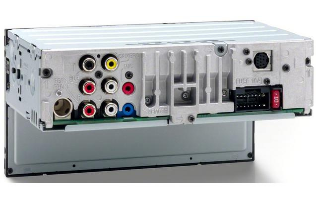 Baksidan av en bilstereo med diverse anslutningar och kontakter.