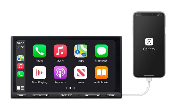 Bilstereo med Apple CarPlay, visar appar som telefon, musik och kartor.