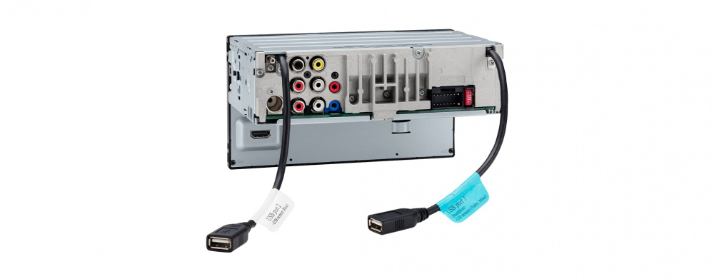 Bilstereo med flera anslutningar, inklusive USB och videoingångar.