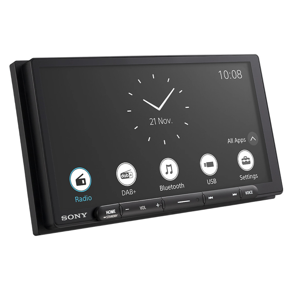 En bilstereo med pekskärm, klocka och ikoner för olika funktioner.