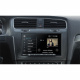 Sony XAV-AX6050, bilstereo med trådlös CarPlay och Android Auto En bilstereo med skärm som visar musik och radiokanaler.