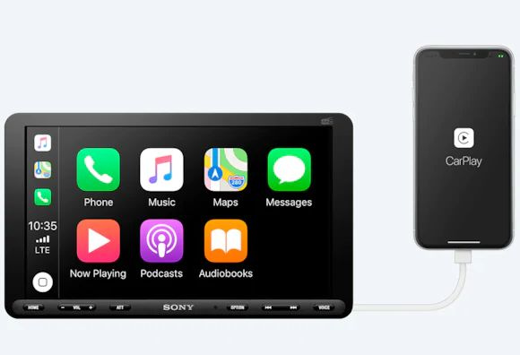Bilstereo med CarPlay, DAB+ och appar för musik och navigering.