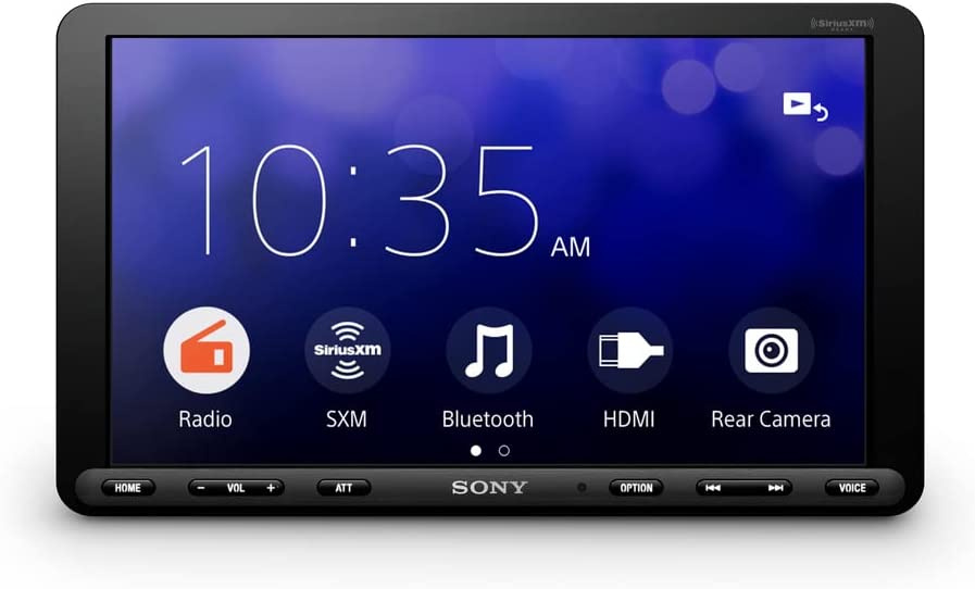 Bilstereo med pekskärm och funktioner för radio, Bluetooth, HDMI och bakåtkamera.