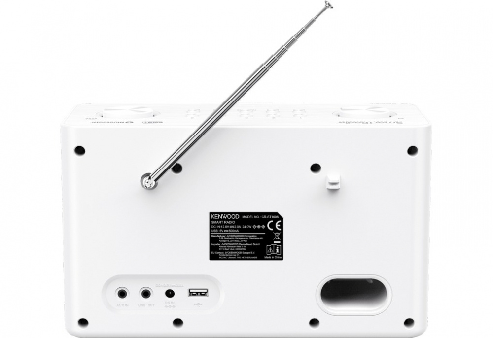 Vit radio med antenn, USB-ingång och flera anslutningar för streaming och DAB+.