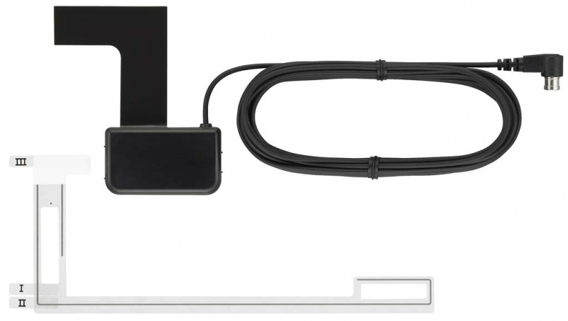 En DAB-antenn med anslutningskablar och beslag för installation.