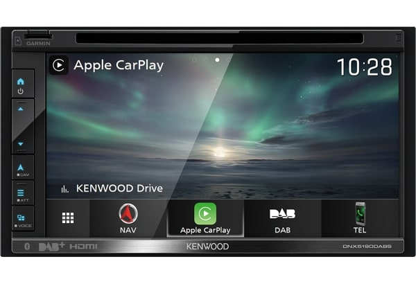 Smart bilstereo med skärm, navigering och appar som Apple CarPlay och DAB.
