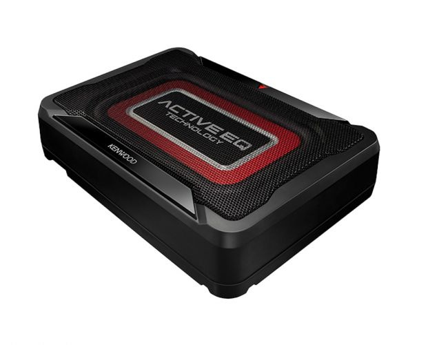 Undersätesbas med svart och röd design, märkt med \