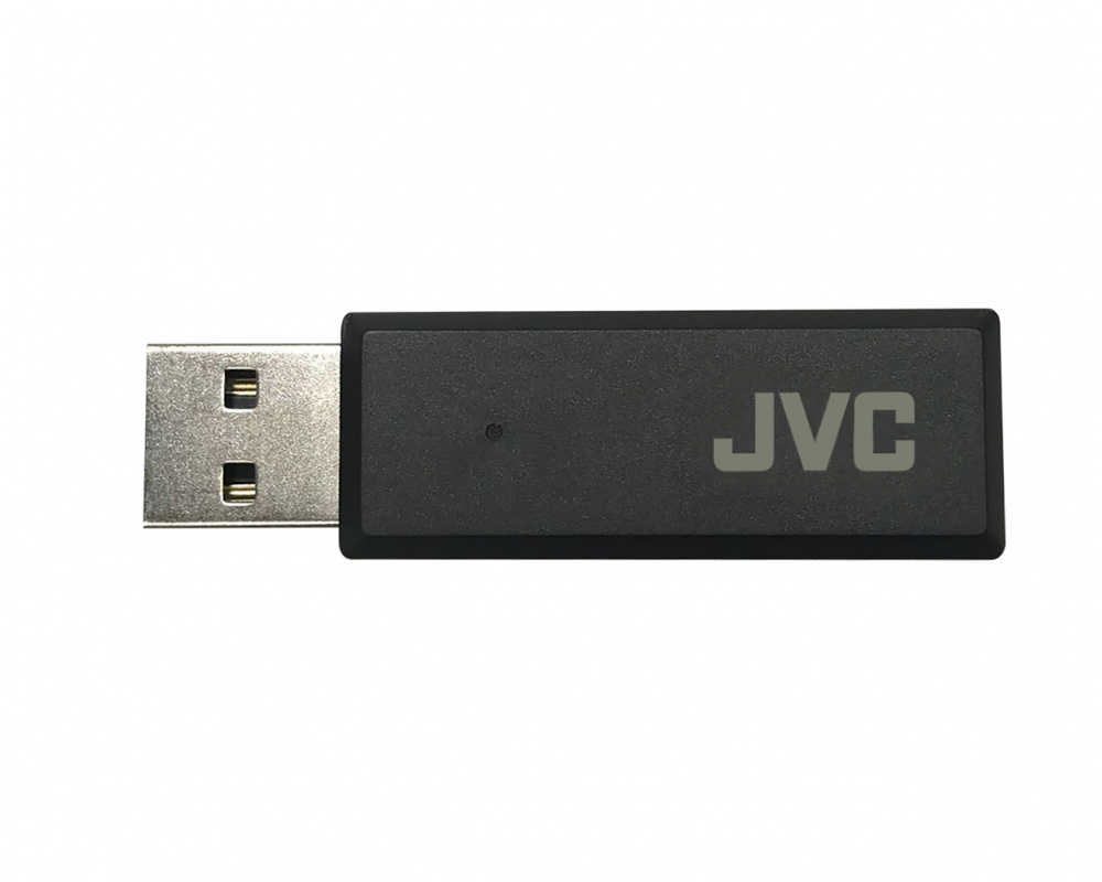 En svart USB-dongel med JVC-logotyp.