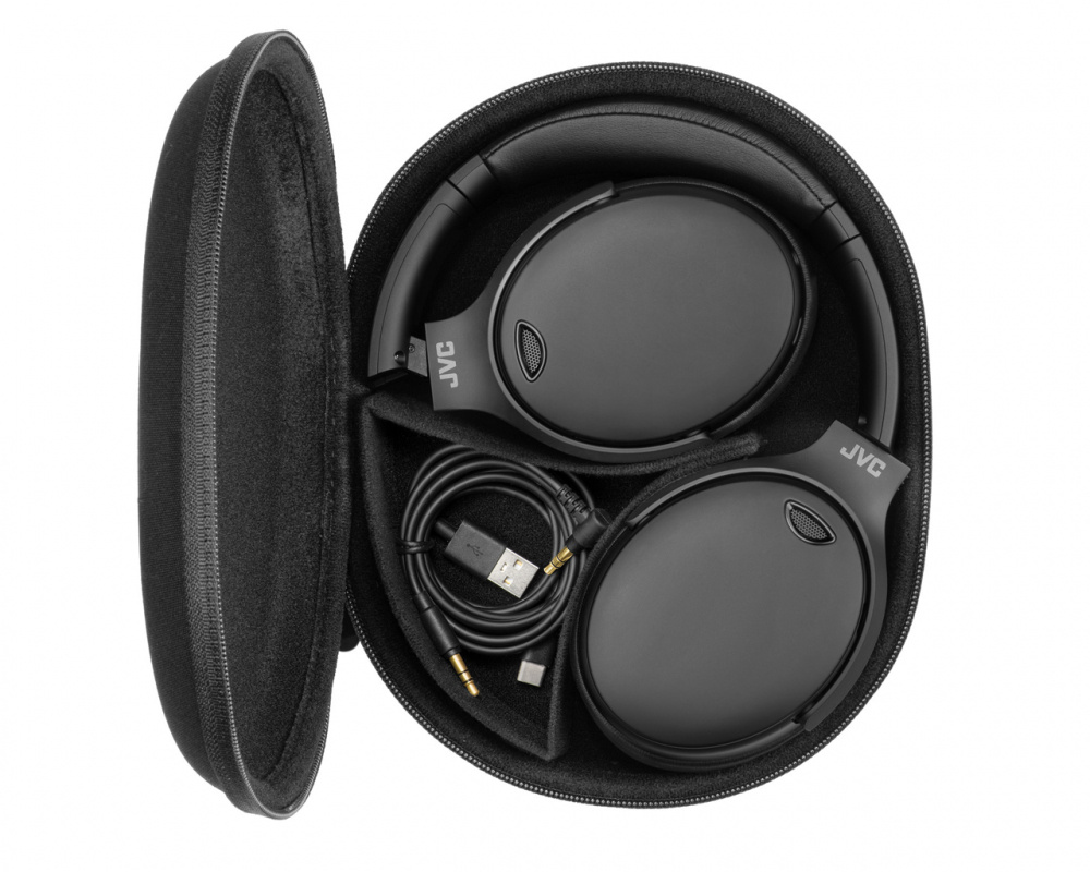 Trådlösa hörlurar i en svart fodral med sladdar.