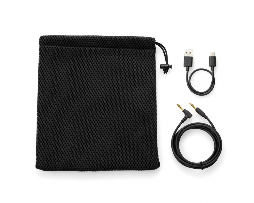 Svart meshpåse med USB-kabel och ljudkabel för trådlösa hörlurar.