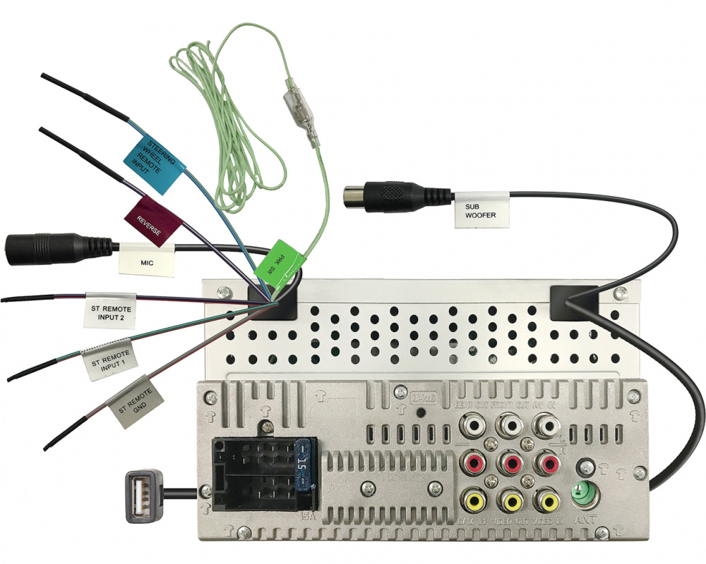 Bilstereoen JVC KW-M180BT med anslutningar och kablar för installation.