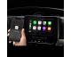JVC KW-M565DBT, bilstereo med CarPlay, Android Auto och DAB+ En bilstereo med CarPlay och Android Auto, kopplad till en smartphone.