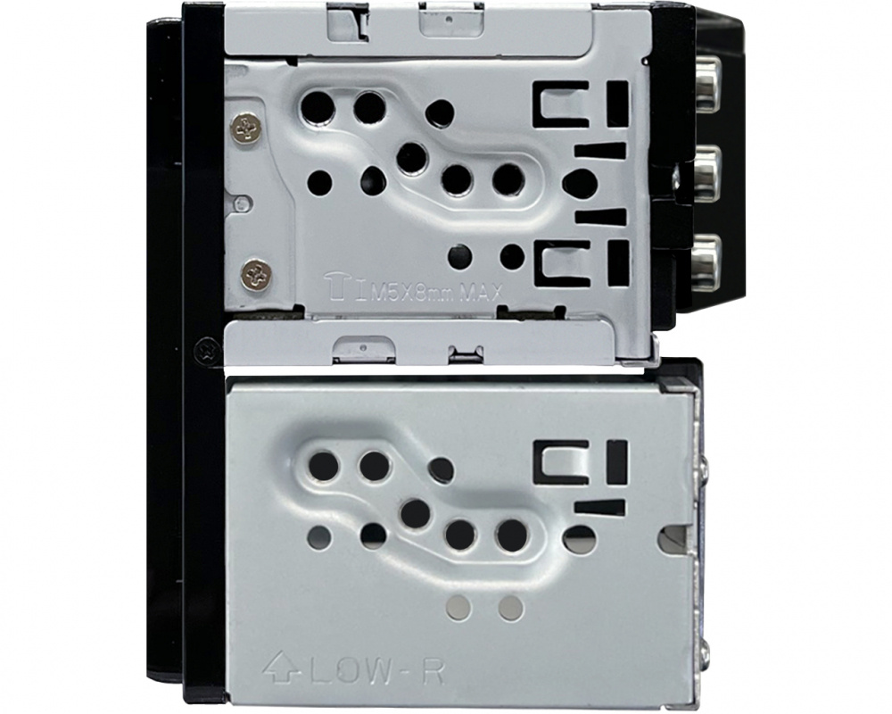 Bilstereo med plats för installation och anslutningar.