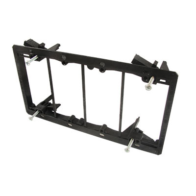 En svart infällnad för elektriska boxar med fyra fästen.