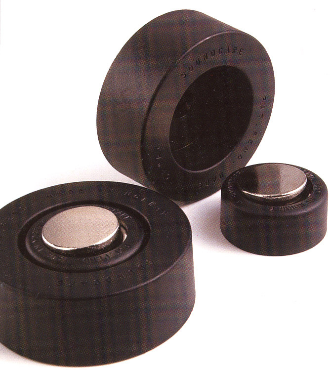 Fyra svarta ljuddämpande fötter i olika storlekar.