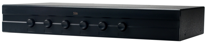 En svart ljudkontroll med fem reglage.