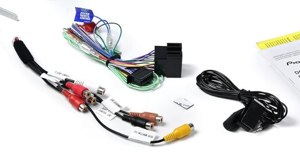 Pioneer AVH-A240DAB, bilstereo med Bluetooth, DVD, DAB och 3 par lågnivå