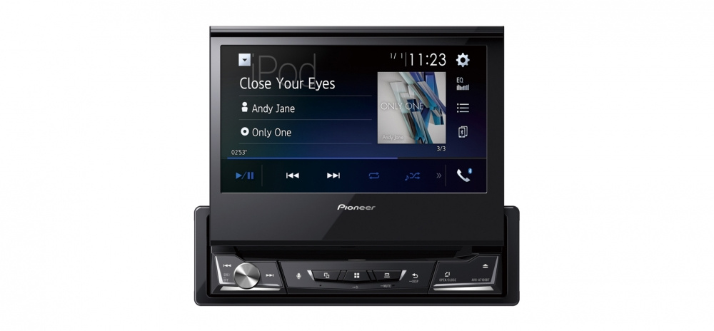 Bilstereo med 7-tums touchskärm, visar musikinformation och kontroller.
