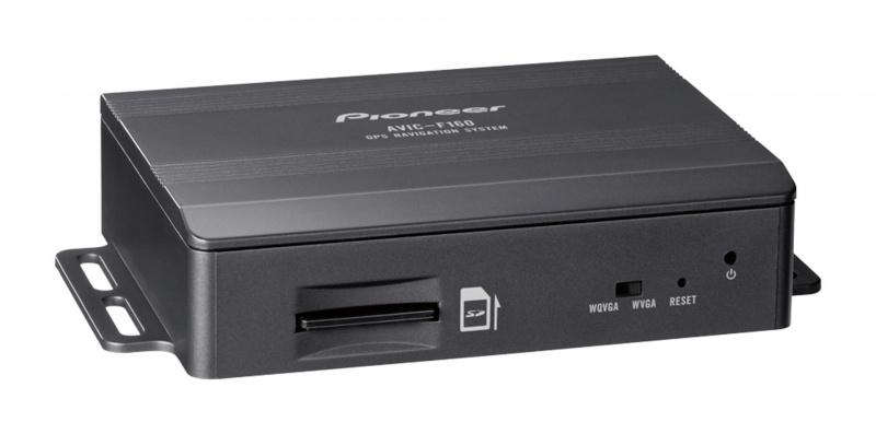 En svart enhet, Pioneer AVIC-F160, med kontakter och knappar för navigationssystem.