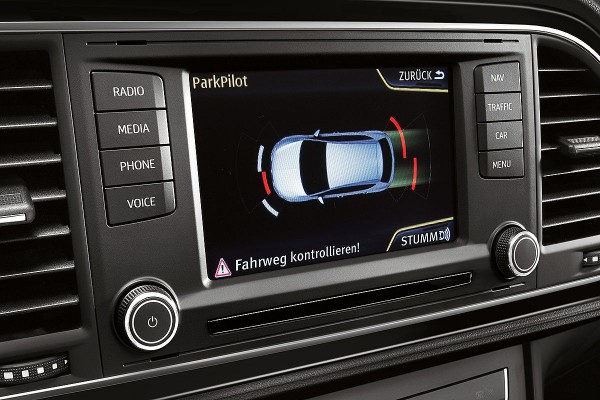 Skärmvisning av parkeringshjälp med bil och varningssignaler.