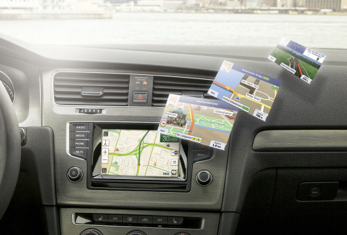 Navigationssystem i bil med skärmar som visar kartor och vägvisningar.