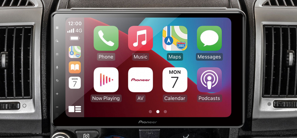 Bilstereo med touchscreen och appar för telefon, musik och navigation.