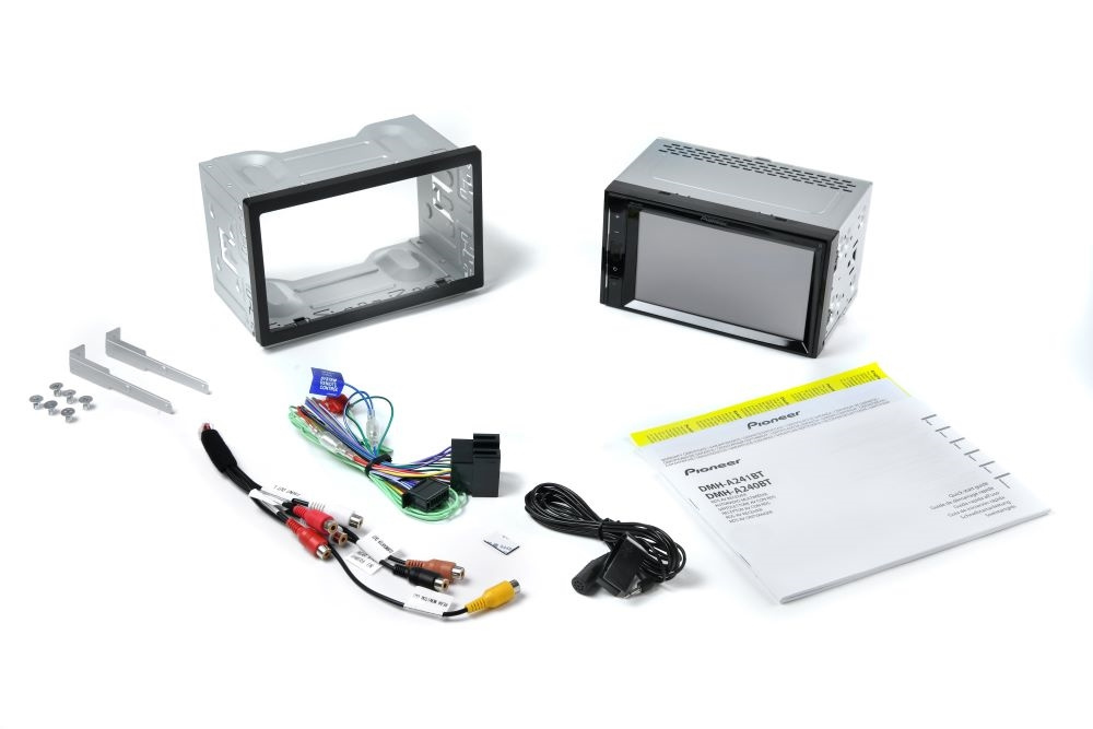 Bild på Pioneer DMH-A240DAB bilstereo med tillbehör och installationsmanual.
