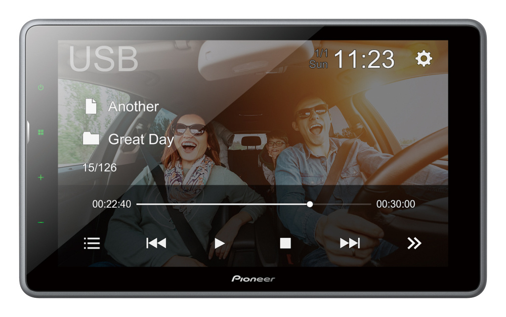 Skärm från Pioneer DMH-AF555BT med musikspelare och tre glada personer i bilen.