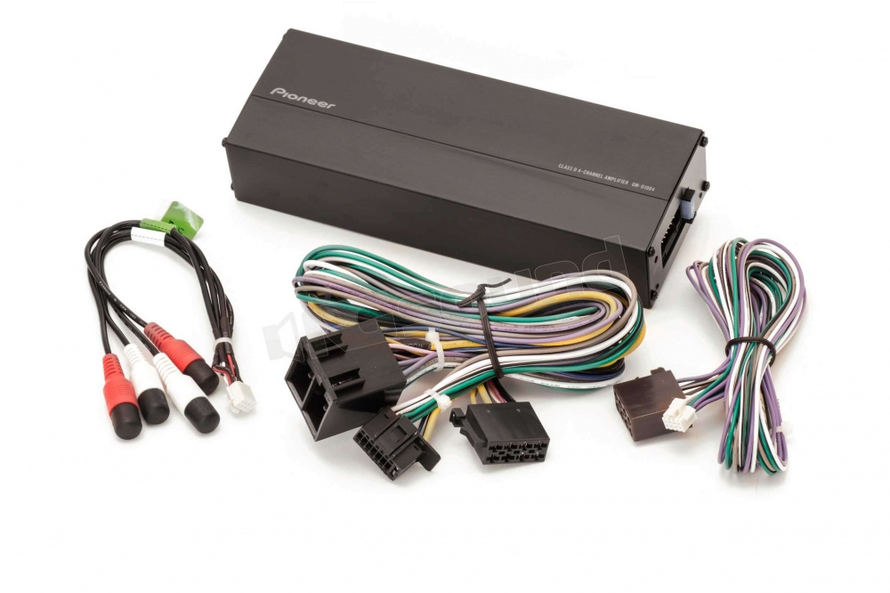 En svart ljudförstärkare med kablar och anslutningar.